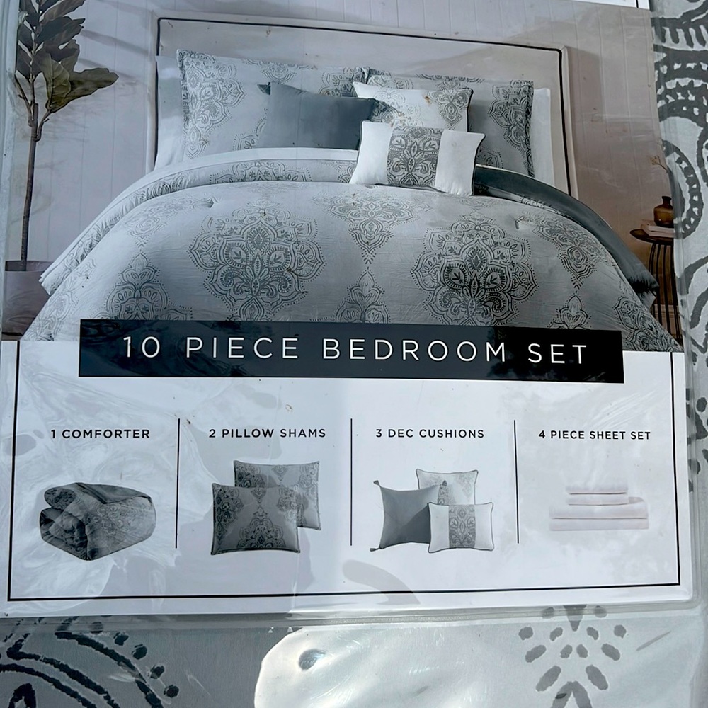 I’m selling a MACEY LANE 10 piece comforter set